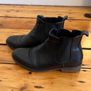 Ankle Chelsea boot! Good condition